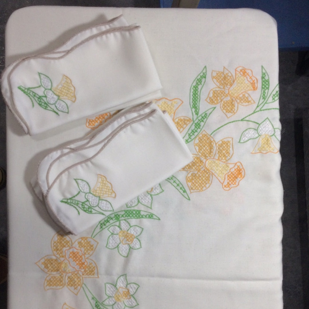 Vintage Daffodil Hand Embroidered Tablecloth and 4 Napkins