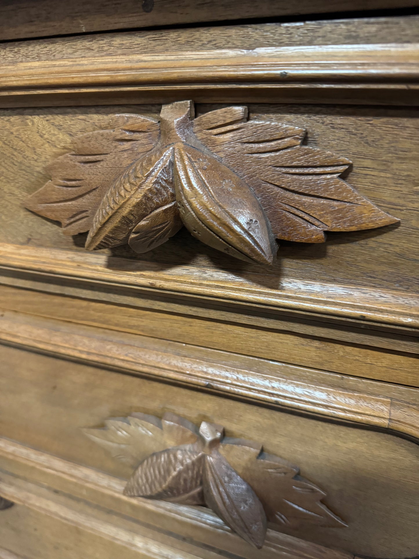 Carved 4-drawer Walnut dresser Acorn handles