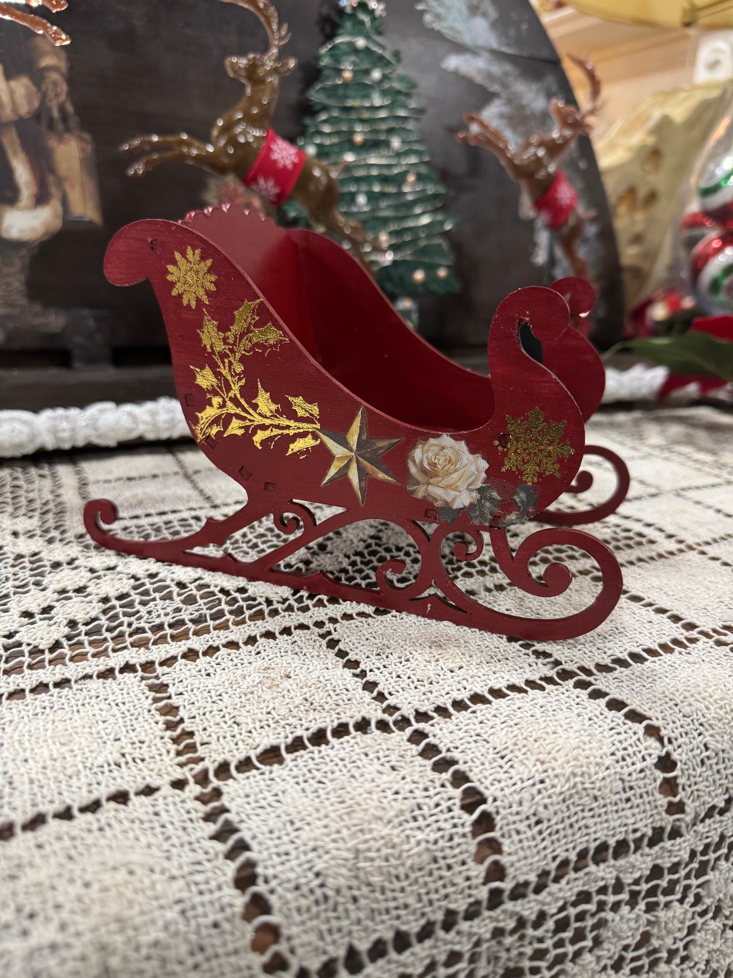 Red Christmas Santa’s Sleigh decor display Roses and flourishes