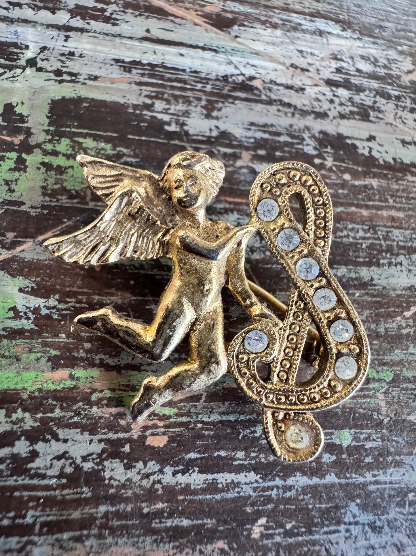 Vintage 1928 Brand Cherub and Ampersand Gold tone Brooch