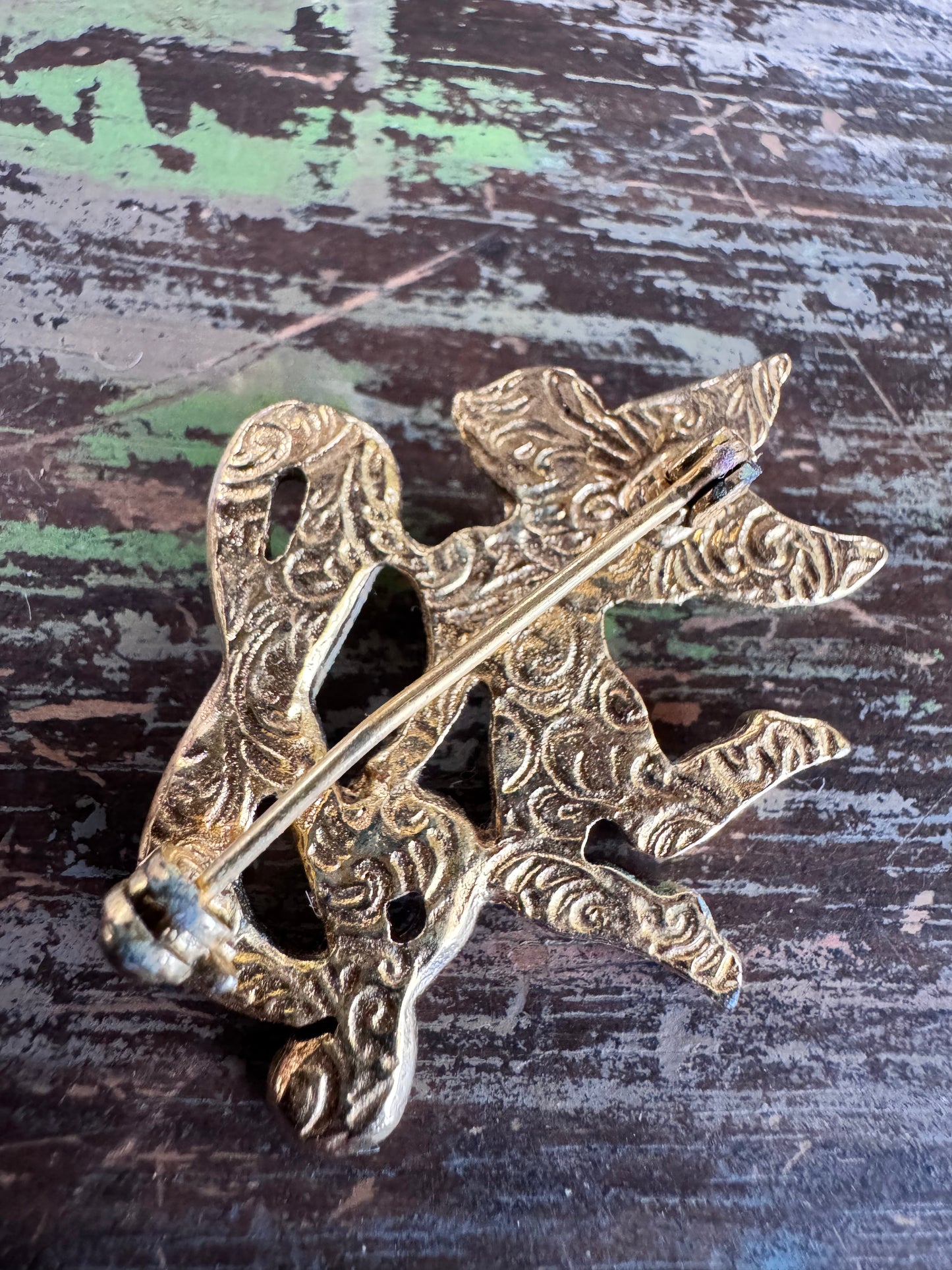 Vintage 1928 Brand Cherub and Ampersand Gold tone Brooch