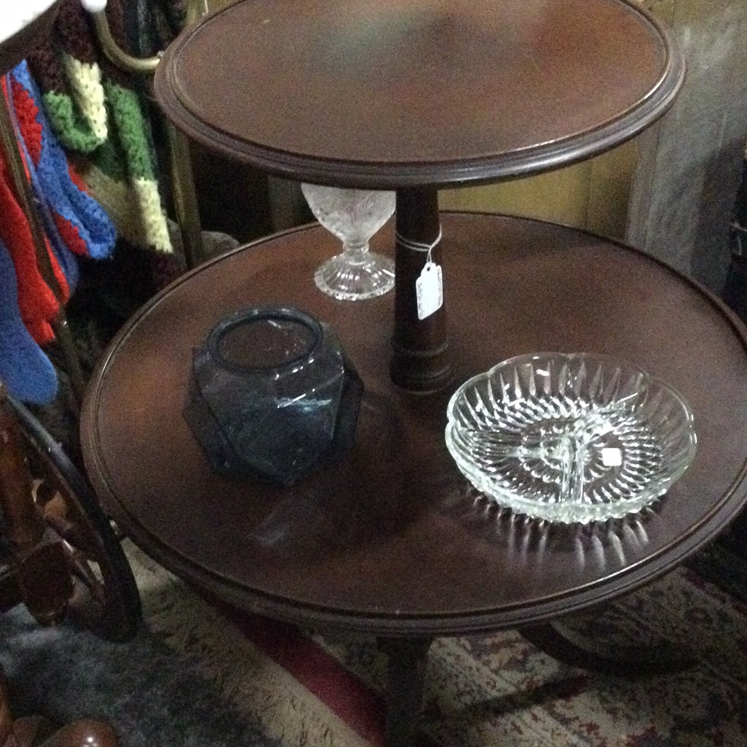2-Tier Round Duncan Phyfe Table – Two Girls Treasure
