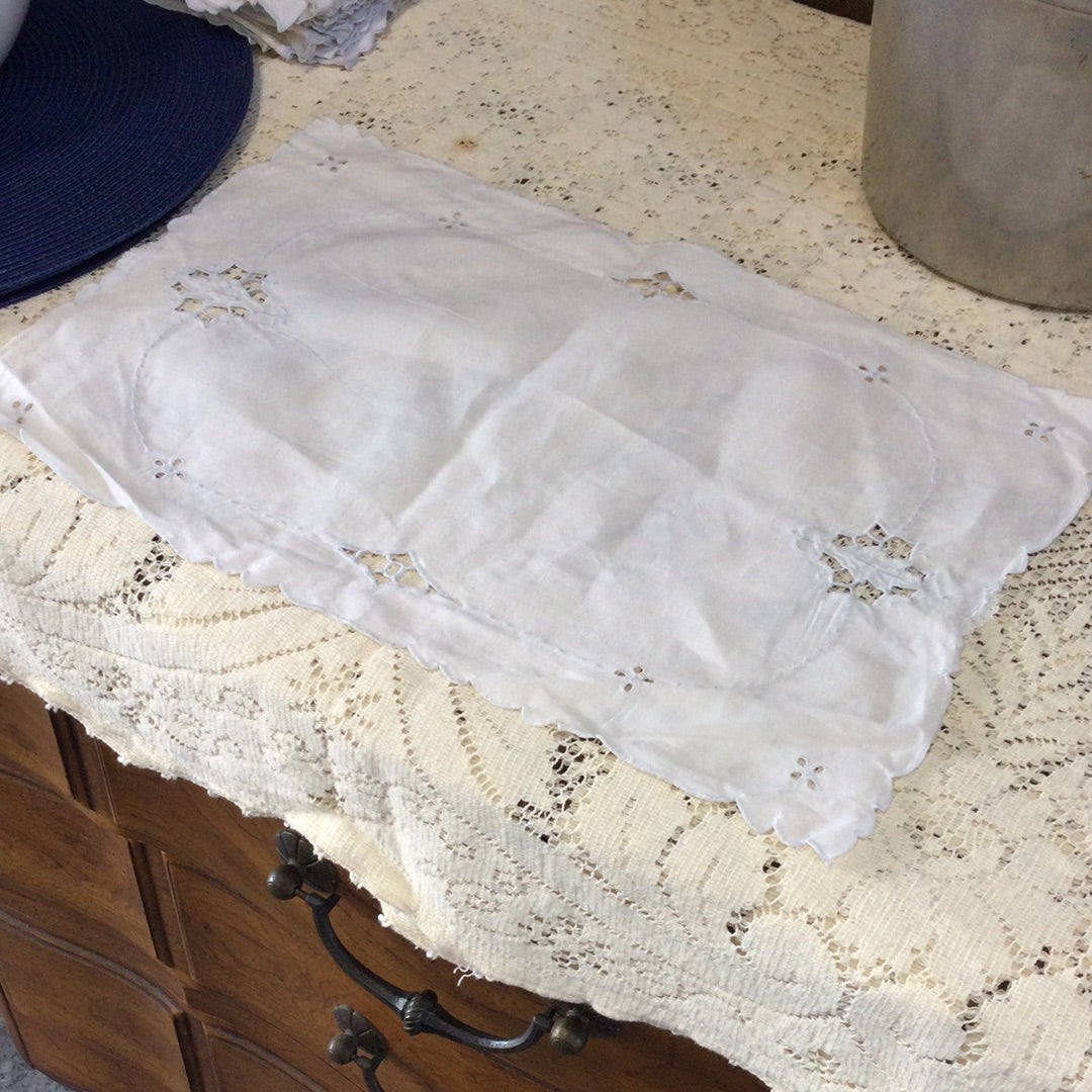 Set of: 8 Napkins, 8 placemats and 1 table scarf