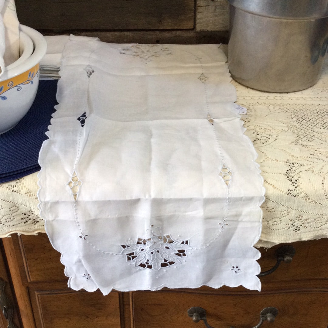 Set of: 8 Napkins, 8 placemats and 1 table scarf